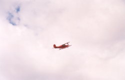Beechcraft 17s Staggerwing flying overhead. (21Kb jpeg)