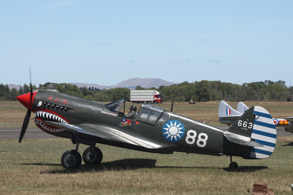Curtis P40 Kittyhawk prepping for takeoff. (282Kb jpeg)